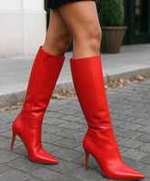 Comprar bota feminina cano alto salto fino vermelho em couro sintético com bico fino elegante para looks de inverno sofisticados em promoção AREZZO